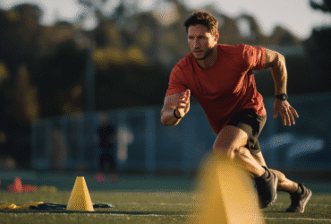 Schemat polskiego systemu rozgrywek piłkarskich: piramida lig od Ekstraklasy przez 1., 2. Ligę po szczeble regionalne PZPN.