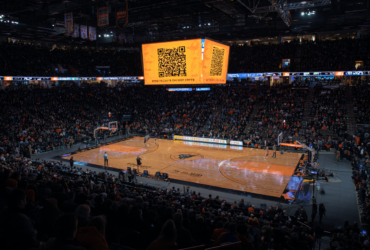 Muggsy Bogues, najniższy koszykarz NBA, w akcji na boisku.